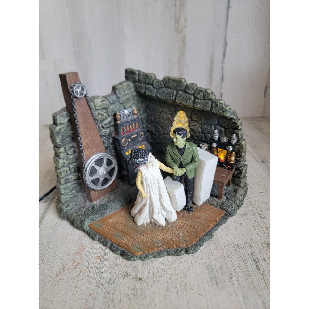Dept 56 universal monster's Frankenstein laboratory home decor‎ figure